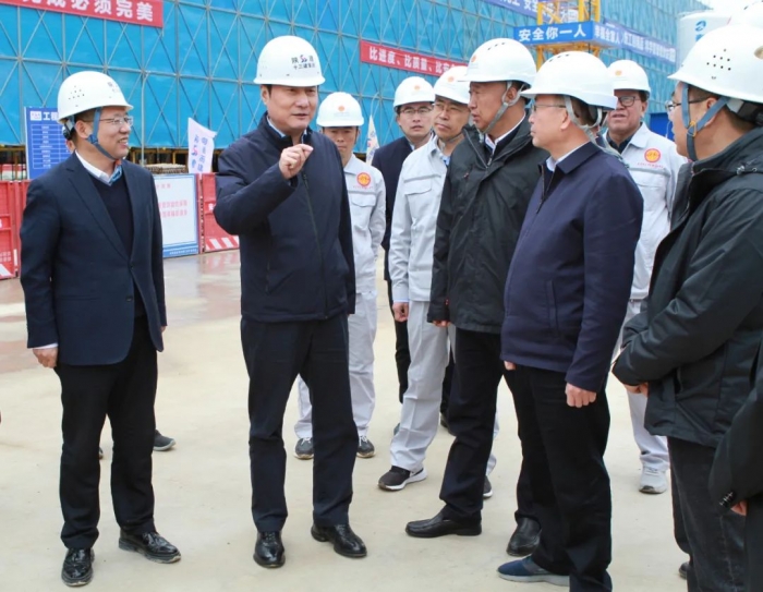 省人大常委會(huì)副主任、省...